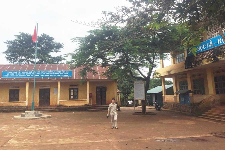  Trường THCS Lê Hồng Phong chịu ảnh hưởng nặng nề bởi mùi hôi thối từ các cơ sở thu mua, chế biến mủ cao su gần đó. Ảnh: L.G