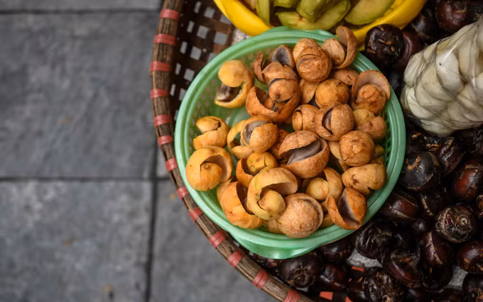 Sấu có từ hè nhưng chỉ thu sang du khách đến Hà Nội mới có thể thưởng thức vị chua dịu của sấu chín. Những quả sấu với vỏ ngoài xù xì thường được dầm với muối ớt. Nhiều người Bắc vào Nam làm việc lâu năm cho biết rất nhớ mùa sấu chín của Hà Nội.