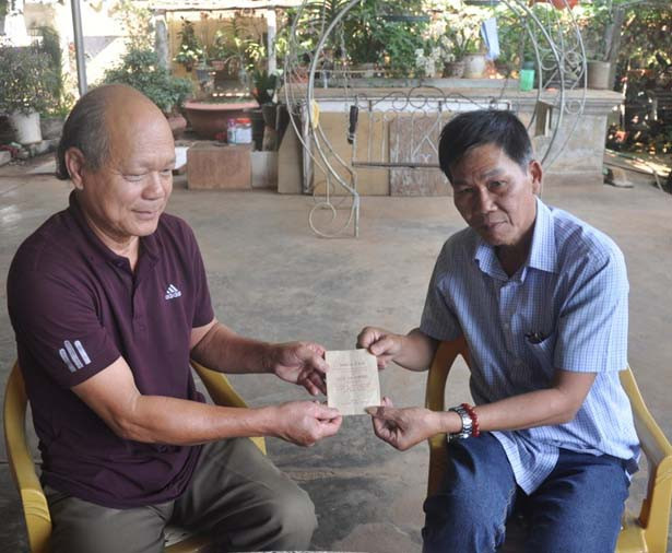 Ông Nguyễn Vui tặng bản “Điếu văn của BCH Trung ương Đảng và Lời Di chúc của Bác” cho cán bộ Nghiệp vụ, Bảo tàng Hồ Chí Minh chi nhánh Gia Lai và Kon Tum. (Ảnh: M.A)