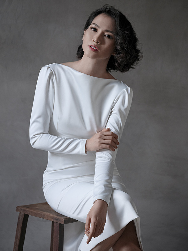 Bộ ảnh được thực hiện với sự hỗ trợ của nhiếp ảnh Antonio Dinh, trang điểm Đinh Long. Bộ ảnh được thực hiện với sự hỗ trợ của nhiếp ảnh Antonio Dinh, trang điểm Đinh Long.