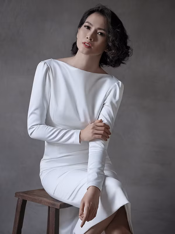  Bộ ảnh được thực hiện với sự hỗ trợ của nhiếp ảnh Antonio Dinh, trang điểm Đinh Long.