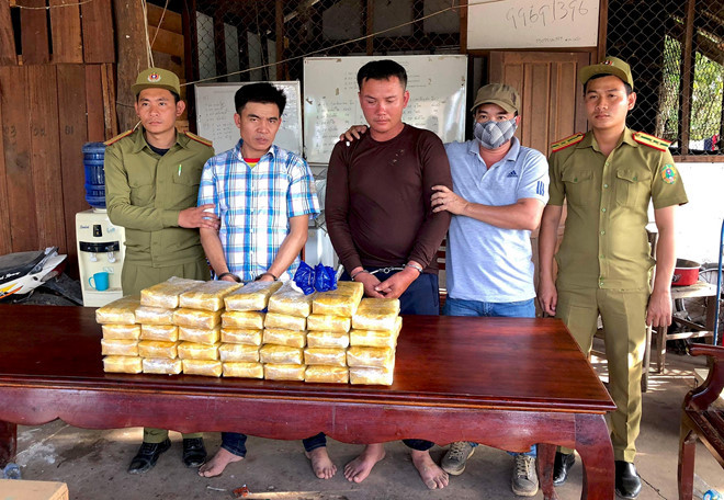 Hai người Lào bị bắt cùng 200.000 viên ma túy tổng hợp. Ảnh: H.T.