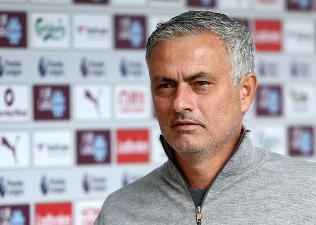  Jose Mourinho bất ngờ thay đổi khi chỉ đạo các học trò chơi tấn công.