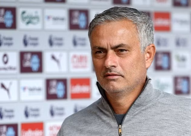  Jose Mourinho bất ngờ thay đổi khi chỉ đạo các học trò chơi tấn công.