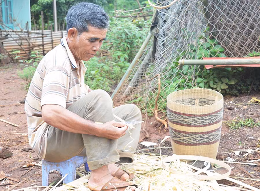  Ông Rơ Mah Thế tranh thủ thời gian rảnh rỗi để đan gùi. Ảnh: P.D
