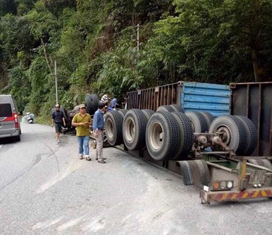 Chiếc container bị lật tại đèo Bảo Lộc.