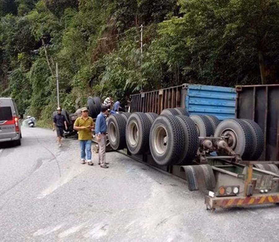 Chiếc container bị lật tại đèo Bảo Lộc.
