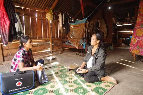 Cộng tác viên y tế huyện Krông Bông đến tận từng nhà tuyên truyền để người dân hiểu đau ốm phải tới bệnh viện