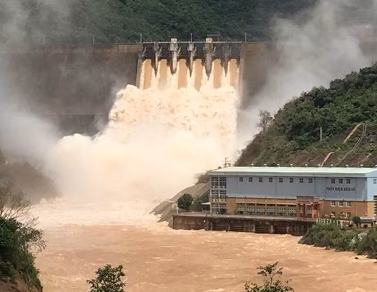  Do mưa lớn nước lũ tràn về buộc thủy điện Bản Vẽ xả lũ 4.200m3/s