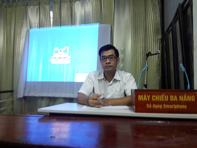Thầy giáo Dương Anh Vũ và máy chiếu đa năng sử dụng điện thoại thông minh ẢNH: V.BẮC Thầy giáo Dương Anh Vũ và máy chiếu đa năng sử dụng điện thoại thông minh ẢNH: V.BẮC