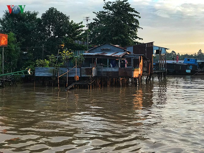 Cư dân vùng sông nước bắt đầu một ngày lao động mới. Cư dân vùng sông nước bắt đầu một ngày lao động mới.