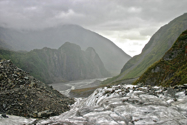 Sông băng Fox tạo thành dòng chạy xuống thung lũng mù sương ở New Zealand.