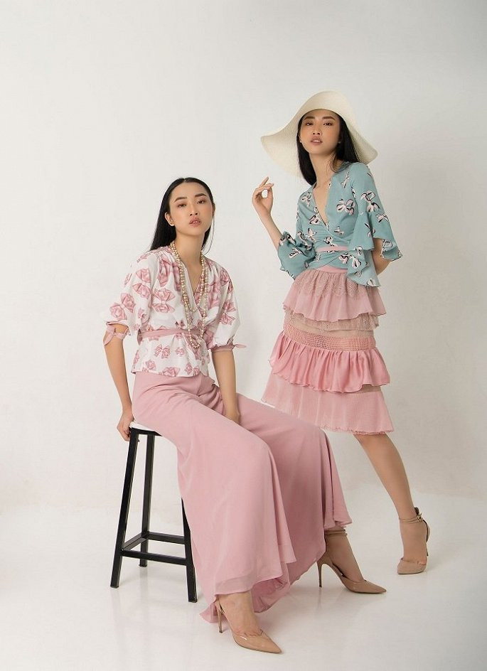 Không chỉ ở màu sắc và kiểu dáng nữ tính, ngay cả hoạ tiết những chiếc nơ càng làm cho người mặc trở nên nữ tính và đáng yêu. Không chỉ ở màu sắc và kiểu dáng nữ tính, ngay cả hoạ tiết những chiếc nơ càng làm cho người mặc trở nên nữ tính và đáng yêu .