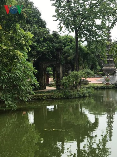 Cảnh chùa thanh tịnh, yên bình khiến nhiều du khách phương xa tìm về thắp hương, vãn cảnh.