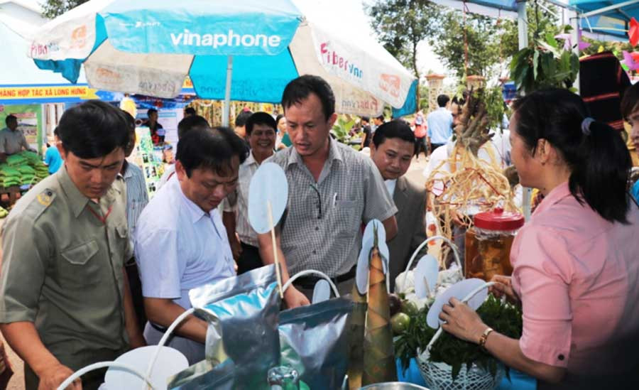 Các sản phẩm được trưng bày thu hút đông khách tham quan mua sắm. Ảnh: H.T