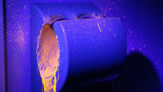  Ánh sáng cực tím phơi bày độ bẩn khủng khiếp của các chiếc máy sấy tay - ảnh do nhóm nghiên cứu cung cấp