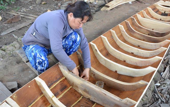 Công đoạn trét chai xuồng ẢNH: HOÀNG PHƯƠNG