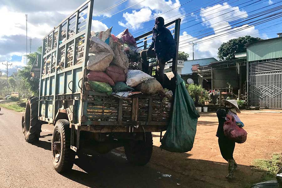 Việc thu gom rác định kỳ đã giúp người dân hình thành nên ý thức bỏ rác đúng nơi quy định. Ảnh: P.V
