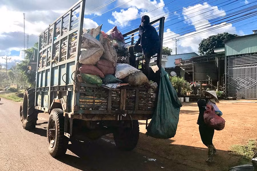  Việc thu gom rác định kỳ đã giúp người dân hình thành nên ý thức bỏ rác đúng nơi quy định. Ảnh: P.V