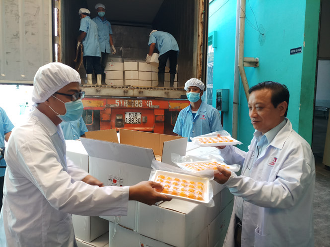 Lô hàng hột vịt muối đầu tiên được xếp lên đường ra cảng NG.NG