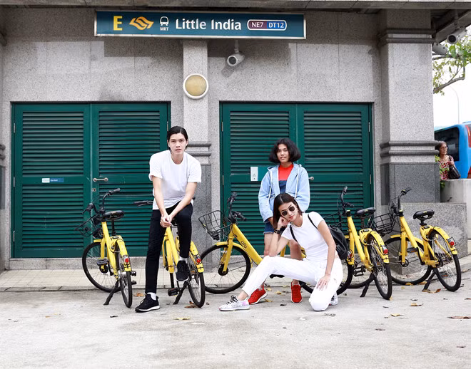 Bạn đồng hành của Thiên Trang cũng nhanh chóng bắt kịp xu hướng khi kết hợp trang phục cùng sneakers bắt mắt của Aldo.