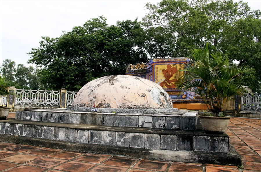 Lầu Bát Giác và khu lăng thờ hai viên quan nhà Nguyễn chết ở đây là Võ Tánh và Ngô Tùng Châu. Đây là một khu lăng mang phong cách mỹ thuật thời Nguyễn nằm trong quần thể của di tích. Lầu Bát Giác và khu lăng thờ hai viên quan nhà Nguyễn chết ở đây là Võ Tánh và Ngô Tùng Châu. Đây là một khu lăng mang phong cách mỹ thuật thời Nguyễn nằm trong quần thể của di tích.