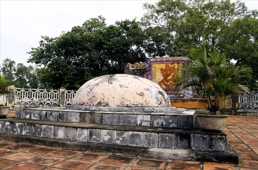  Lầu Bát Giác và khu lăng thờ hai viên quan nhà Nguyễn chết ở đây là Võ Tánh và Ngô Tùng Châu. Đây là một khu lăng mang phong cách mỹ thuật thời Nguyễn nằm trong quần thể của di tích.