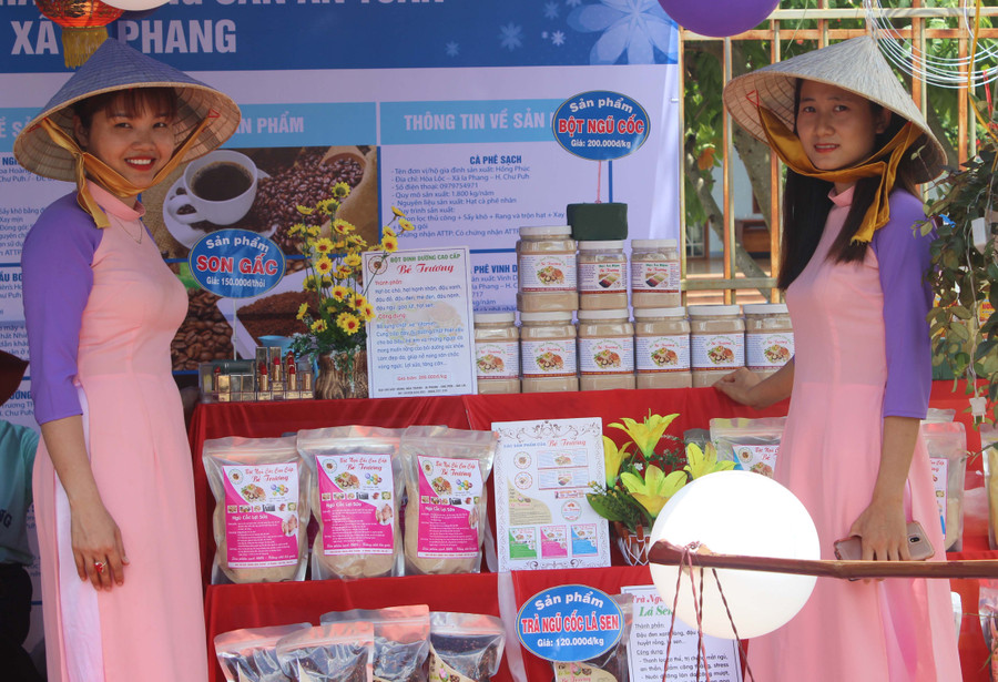 Các sản phẩm đặc trưng của xã, thị trấn được trưng bày tại phiên chợ nông sản an toàn. Ảnh: Ngọc Thu Các sản phẩm đặc trưng của xã, thị trấn được trưng bày tại phiên chợ nông sản an toàn. Ảnh: Ngọc Thu