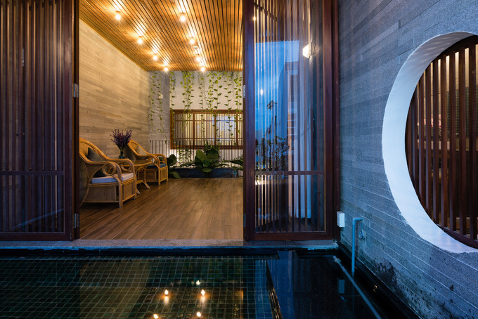 Tầng trệt dành riêng cho việc kinh doanh với các phòng làm việc, sảnh KCS, kho chuyên dụng... Không gian sống được bố trí ở các tầng còn lại, nơi con người có thể giao hòa cùng thiên nhiên. Tầng trệt dành riêng cho việc kinh doanh với các phòng làm việc, sảnh KCS, kho chuyên dụng... Không gian sống được bố trí ở các tầng còn lại, nơi con người có thể giao hòa cùng thiên nhiên.