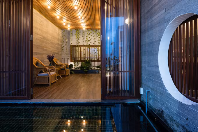 Tầng trệt dành riêng cho việc kinh doanh với các phòng làm việc, sảnh KCS, kho chuyên dụng... Không gian sống được bố trí ở các tầng còn lại, nơi con người có thể giao hòa cùng thiên nhiên.