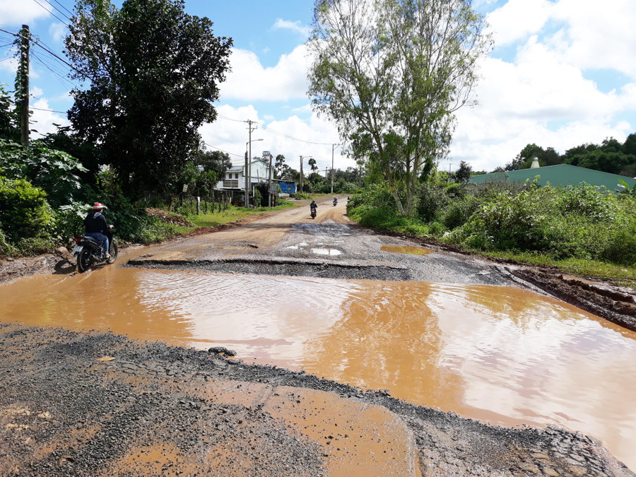 Xuất hiện những biển nước trên đường gây mất an toàn và khó khăn trong đi lại cho người dân. Ảnh: Q.T