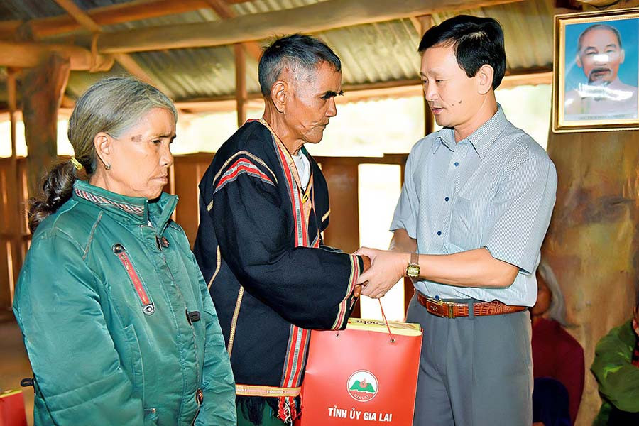 Bí thư Tỉnh ủy Dương Văn Trang thăm, tặng quà một gia đình người cao tuổi. Ảnh: ĐỨC THỤY