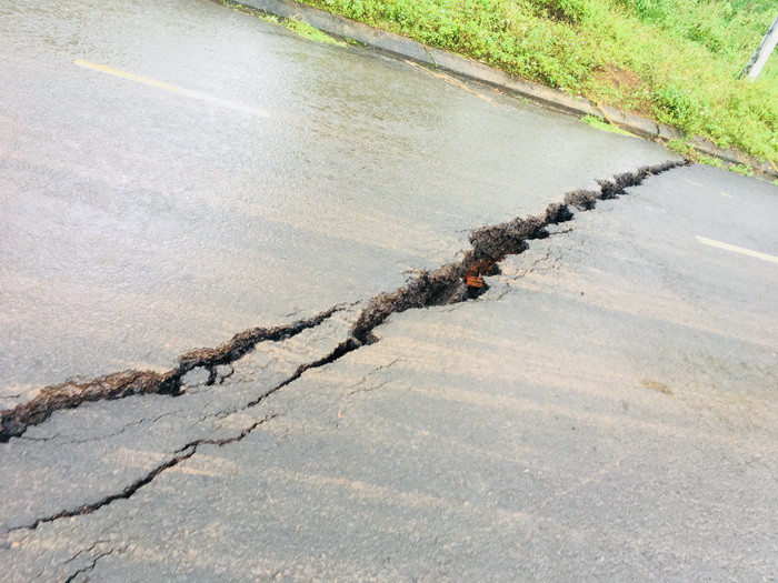 Mặt đường bị nứt toác và sụt lún nhiều so với hiện trạng ban đầu