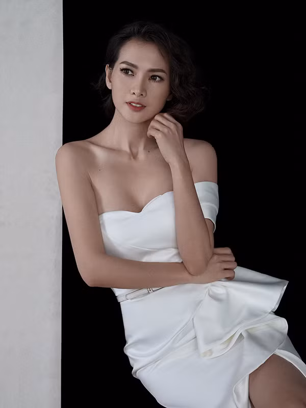 Mái tóc cắt ngắn, phong cách trang điểm hiện đại, thần thái trẻ trung của Anh Thư góp phần tạo nên tổng thể hoàn hảo cho từng shoot hình.