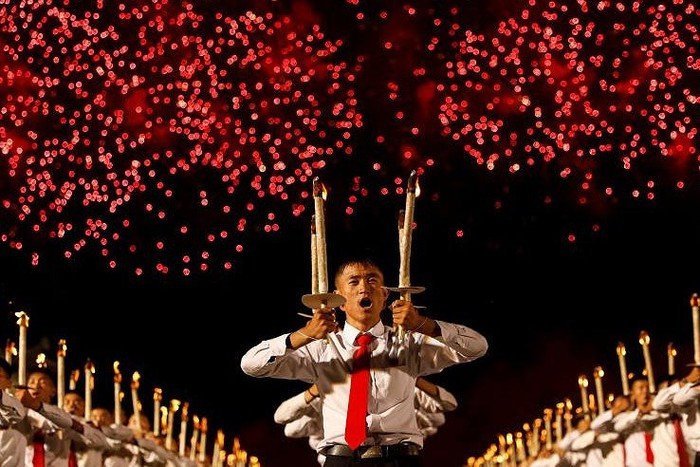 Thanh niên Triều Tiên rước đuốc ở khu vực quảng trường Kim Nhật Thành tại trung tâm thủ đô Bình Nhưỡng vào đêm 10/9 để kỷ niệm 70 năm Quốc khánh nước này.