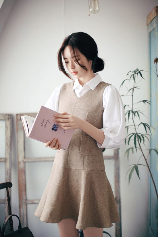 Sơ mi phối cùng các mẫu váy sát nách bằng vải bố, vải dạ cũng là cách lên đồ hợp lý đến văn phòng ở những ngày giao mùa.