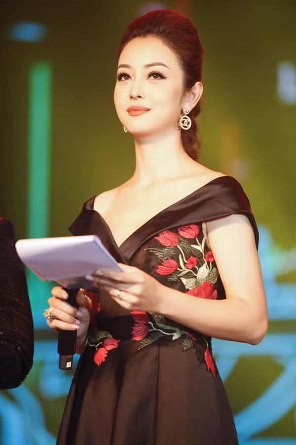  Có tài lẻ về ca hát, diễn xuất nhưng nhiều năm gần đây, Hoa hậu châu Á tại Mỹ năm 2006 chọn lĩnh vực MC để phát triển sự nghiệp. Ngoài ra cô rất đắt show event, quảng cáo bởi có hình ảnh 'sạch', tổ ấm hạnh phúc.