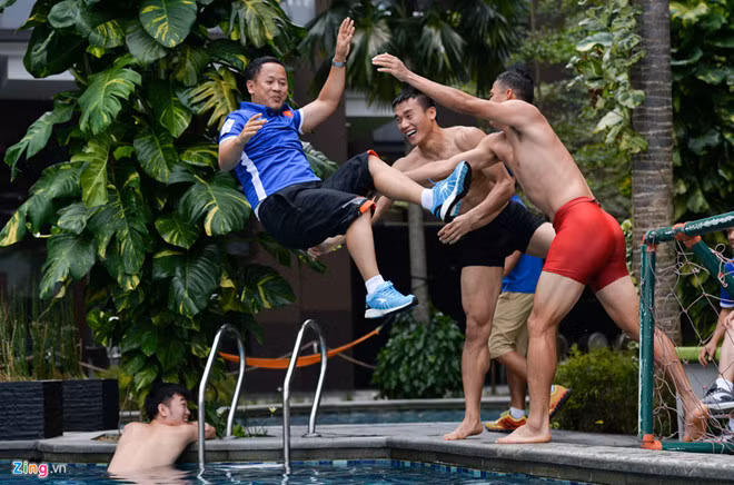 Trợ lý Huy Khoa trong giây phút thư giãn cùng Olympic Việt Nam tại Indonesia. Ảnh: Việt Hùng.