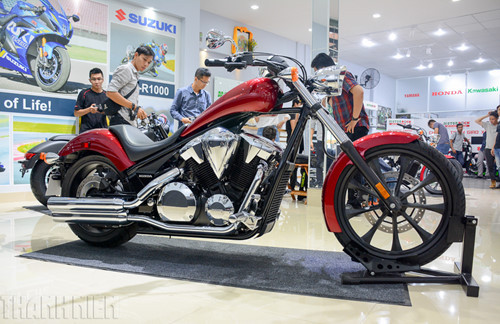 Động cơ V-Twin dung tích 1.312 phân khối, cùng ống xả kép được mạ crôm