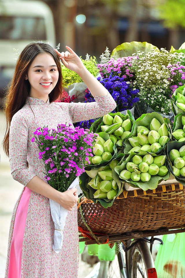 Trên tay Ngọc Anh là bó hoa thạch thảo - loài hoa có màu tím biếc biểu trưng cho mùa thu Hà Nội.