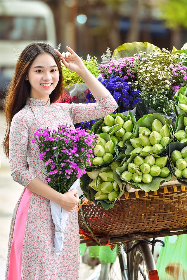 Trên tay Ngọc Anh là bó hoa thạch thảo - loài hoa có màu tím biếc biểu trưng cho mùa thu Hà Nội.