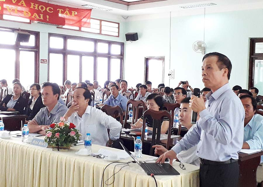 Ông Hà Ngọc Uyển-Chi cục trưởng Chi cục Trồng trọt và Bảo vệ thực vật hướng dẫn cách phòng bệnh trên vây mía và cây sắn. Ảnh: Lê Nam Ông Hà Ngọc Uyển-Chi cục trưởng Chi cục Trồng trọt và Bảo vệ thực vật hướng dẫn cách phòng bệnh trên vây mía và cây sắn. Ảnh: Lê Nam