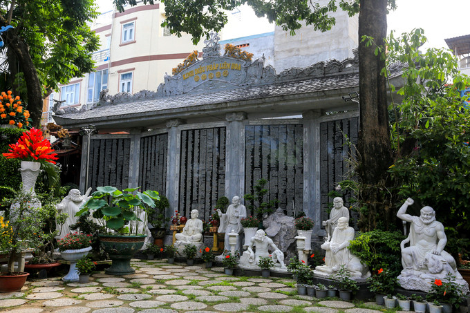 Ngoài ra, ngôi chùa còn sở hữu kỷ lục với bộ Kinh Diệu Pháp Liên Hoa khắc trên đá đầu tiên tại Việt Nam. Bộ kinh gần 70.000 chữ Việt ngữ được sắp xếp bố cục hài hòa, chữ màu trắng khắc trên nền đen của đá granite. Năm 2015, Chùa Pháp Hoa được công nhận di tích lịch sử tại TP HCM. Ngoài ra, ngôi chùa còn sở hữu kỷ lục với bộ Kinh Diệu Pháp Liên Hoa khắc trên đá đầu tiên tại Việt Nam. Bộ kinh gần 70.000 chữ Việt ngữ được sắp xếp bố cục hài hòa, chữ màu trắng khắc trên nền đen của đá granite. Năm 2015, Chùa Pháp Hoa được công nhận di tích lịch sử tại TP HCM.