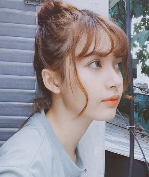 Bên cạnh việc học, nữ sinh ngành Quản trị công nghệ truyền thông (Đại học Hoa Sen) còn làm mẫu ảnh cho một số thương hiệu thời trang. Trong tương lai, 9X mơ ước trở thành nhà sản xuất phim và người thể hiện chính những vai diễn ở tác phẩm mình tham gia sản xuất. Ảnh: Instagram NV.