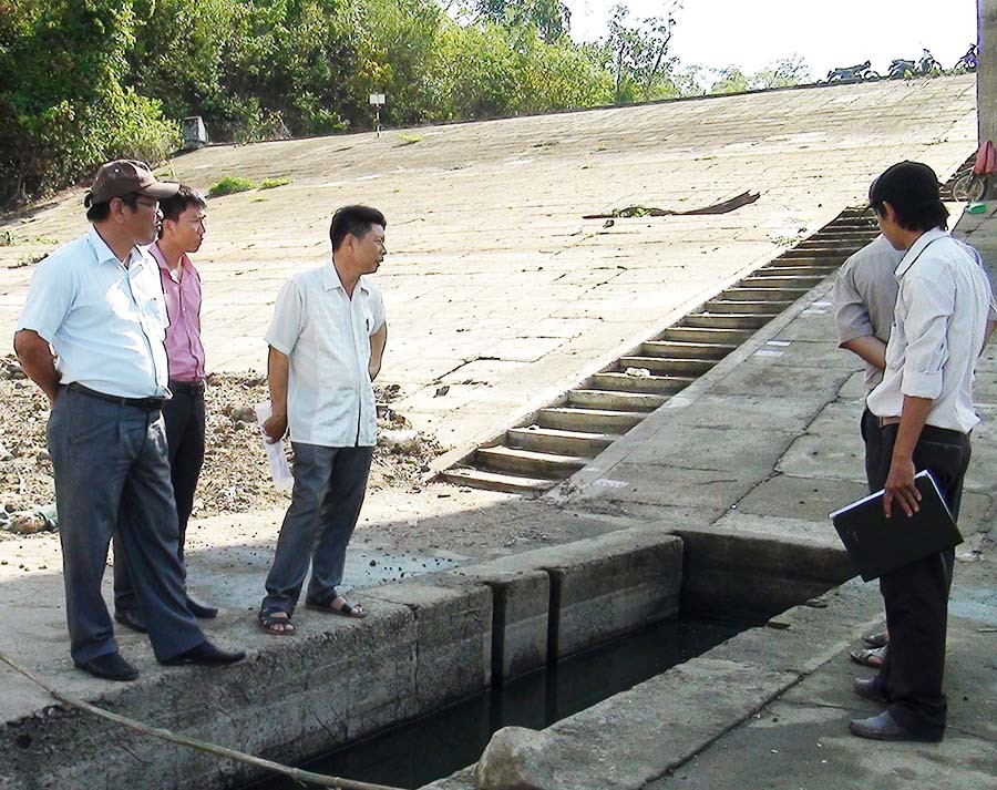 Chủ tịch UBND huyện Krông Pa Tô Văn Chánh (ngoài cùng bên trái) kiểm tra mực nước tại công trình hồ chứa Ia Hdreh. Ảnh: Q.N  Chủ tịch UBND huyện Krông Pa Tô Văn Chánh (ngoài cùng bên trái) kiểm tra mực nước tại công trình hồ chứa Ia Hdreh. Ảnh: Q.N