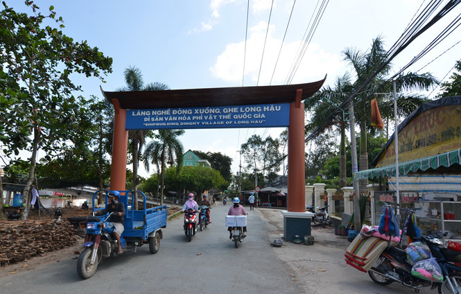 Cổng vào làng nghề ghe xuồng Long Hậu