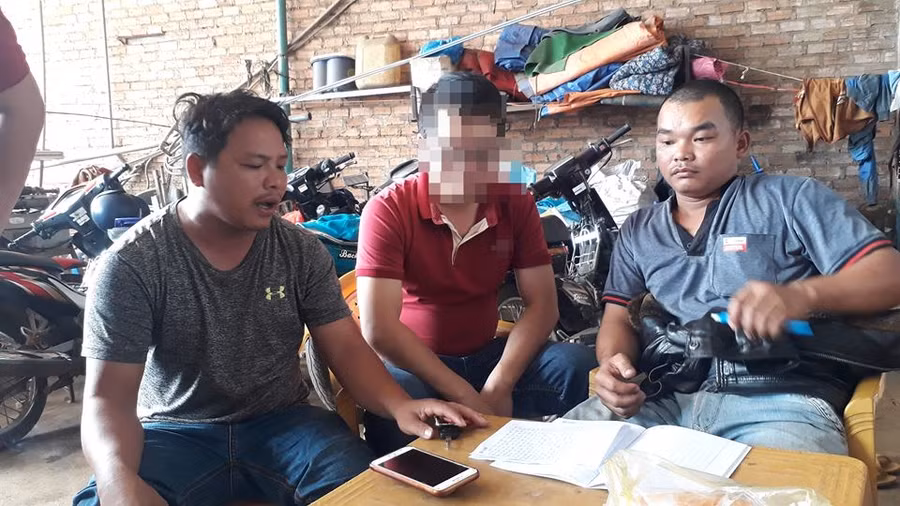  Anh Thành (ngoài cùng bên trái) kể lại sự việc bị nhóm côn đồ tấn công. Ảnh: Văn Ngọc