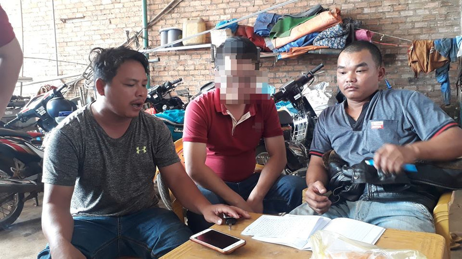  Anh Thành (ngoài cùng bên trái) kể lại sự việc bị nhóm côn đồ tấn công. Ảnh: Văn Ngọc