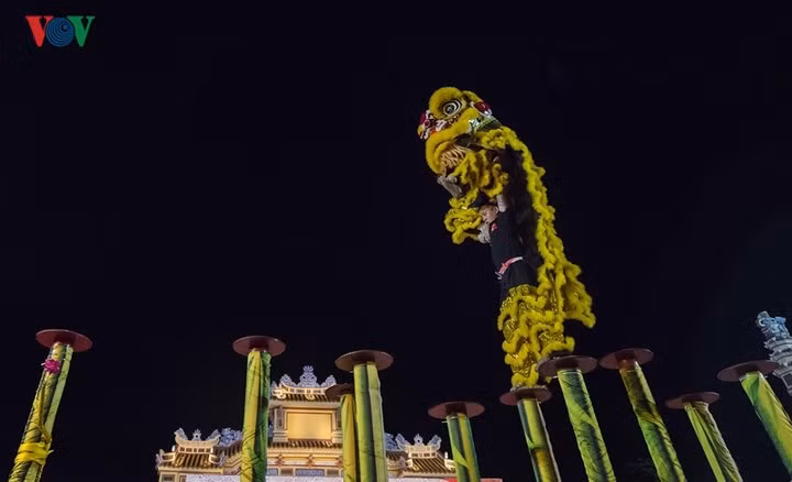 Ban giám khảo sẽ chấm điểm các đội dựa trên độ khó của bài biểu diễn, tiếng trống lân và nội dung, ý tưởng trong mỗi phần biểu diễn.