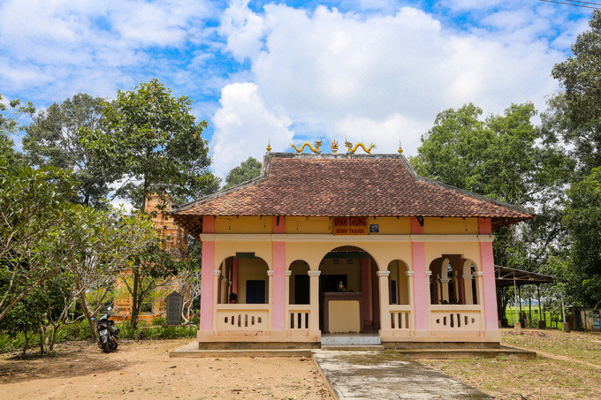 Cạnh tháp là đình Bình Thạnh, được xây dựng năm 1995. Hệ thống đền tháp ở Tây Ninh chứng minh nơi đây là địa bàn phát triển và nối tiếp từ văn hóa Đồng Nai đến văn minh Óc Eo cho tới khi người Việt đặt chân đến vào thế kỷ 17. Cạnh tháp là đình Bình Thạnh, được xây dựng năm 1995. Hệ thống đền tháp ở Tây Ninh chứng minh nơi đây là địa bàn phát triển và nối tiếp từ văn hóa Đồng Nai đến văn minh Óc Eo cho tới khi người Việt đặt chân đến vào thế kỷ 17.